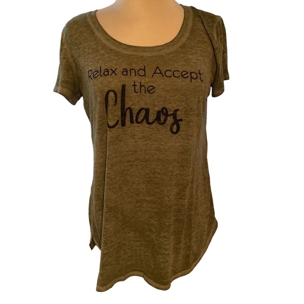 Maurice’s Graphic T-shirt high/low style “Relax and Accept the Chaos”  Sz M